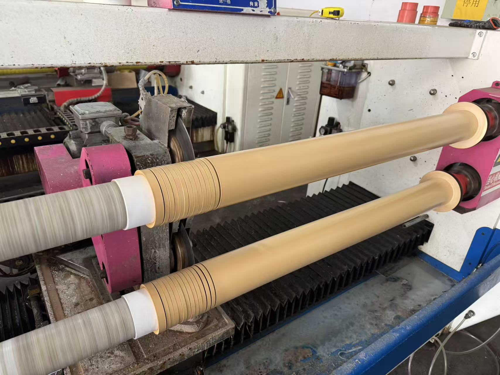 A volatilidade das matérias-primas molda novos padrões para a fabricação industrial de fitas adesivas A volatilidade das matérias-primas molda novos padrões para a fabricação industrial de fitas adesivas